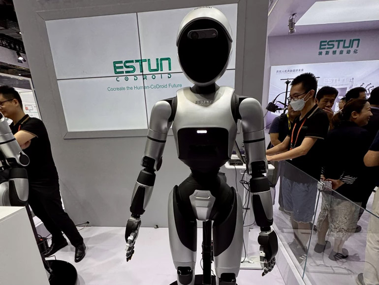 Estun was among the many companies showing humanoid robots at CIIF.