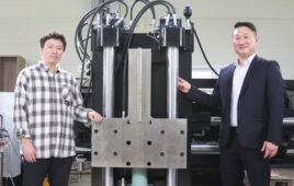 Dr. Yongjin Kim, Principal Researcher (right), and Senior Researcher Dr. Young-ki Kim (left) with the automated mooring system.