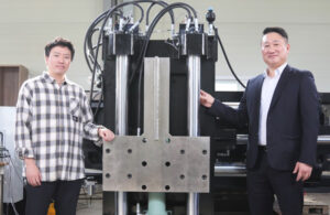 Dr. Yongjin Kim, Principal Researcher (right), and Senior Researcher Dr. Young-ki Kim (left) with the automated mooring system.