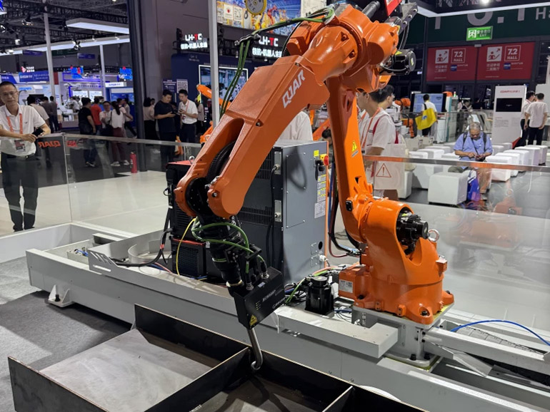 QJAR demonstrates robotic welding at CIIF.