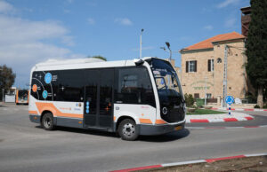 Imagry says its autonomy kit enables buses to autonomously handle roundabouts, as shown here.